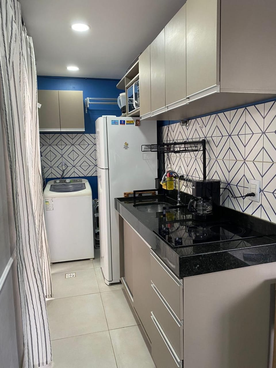 Kitchen or kitchenette, minibar