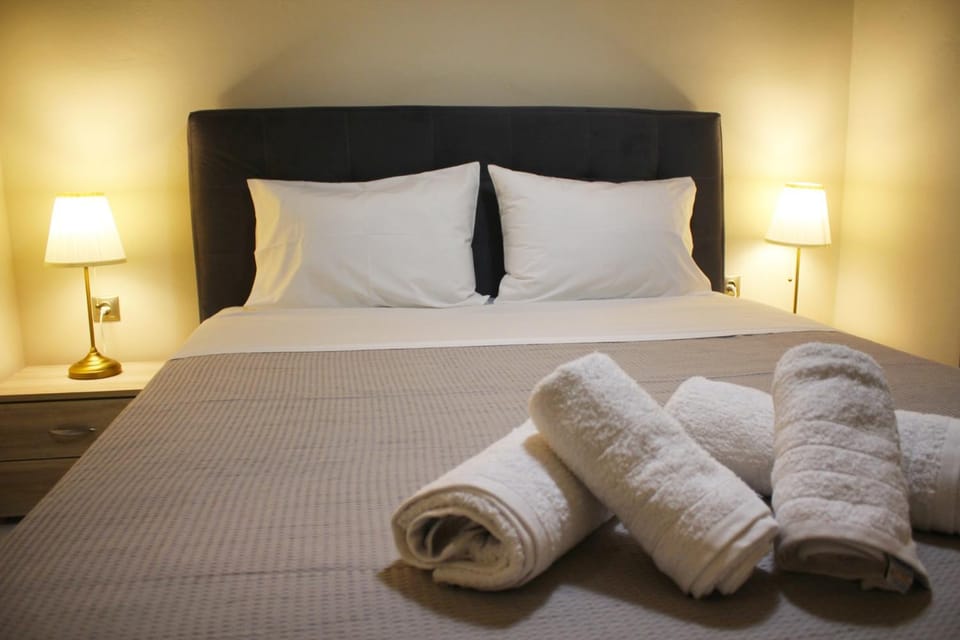 Bed, Bedroom, towels