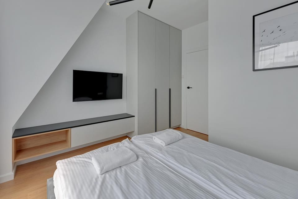 Bed, TV and multimedia, Photo of the whole room, Bedroom