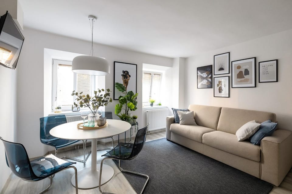 TV and multimedia, Living room, Seating area, Dining area