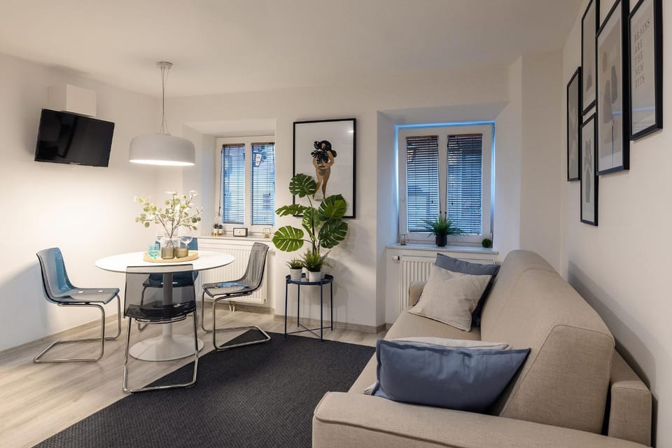 TV and multimedia, Living room, Seating area, Dining area