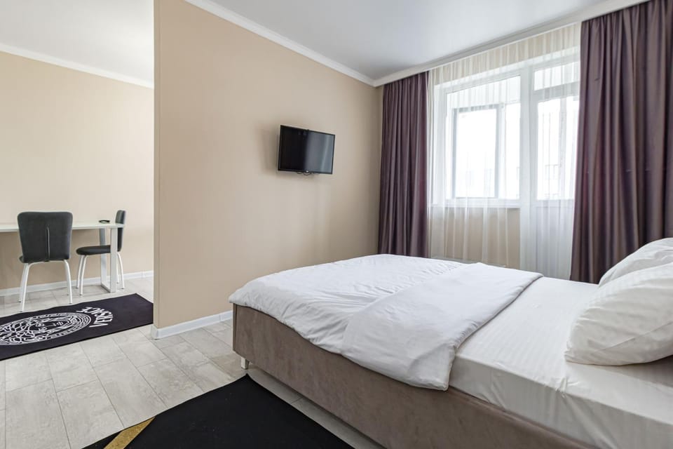 Bed, TV and multimedia, Bedroom