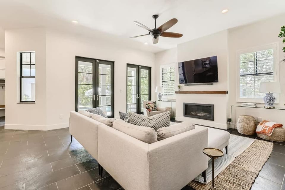 Villa del Flamingo - Modern Living & Poolside Escape in Flamingo Park House in West Palm Beach
