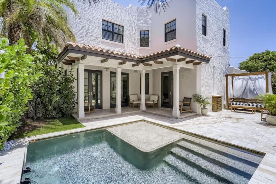 Villa del Flamingo - Modern Living & Poolside Escape in Flamingo Park House in West Palm Beach