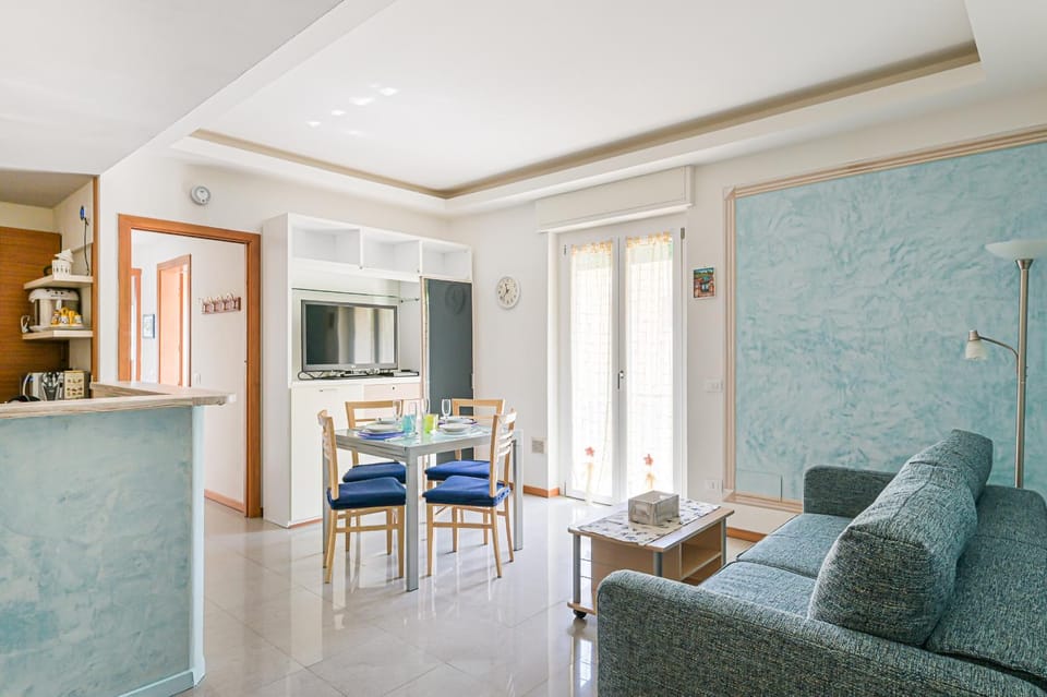 TV and multimedia, Kitchen or kitchenette, Living room, Lounge or bar, Seating area, Dining area