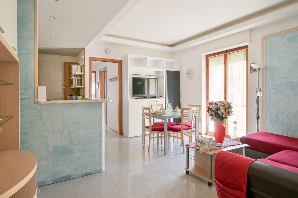 TV and multimedia, Kitchen or kitchenette, Living room, Lounge or bar, Seating area, Dining area