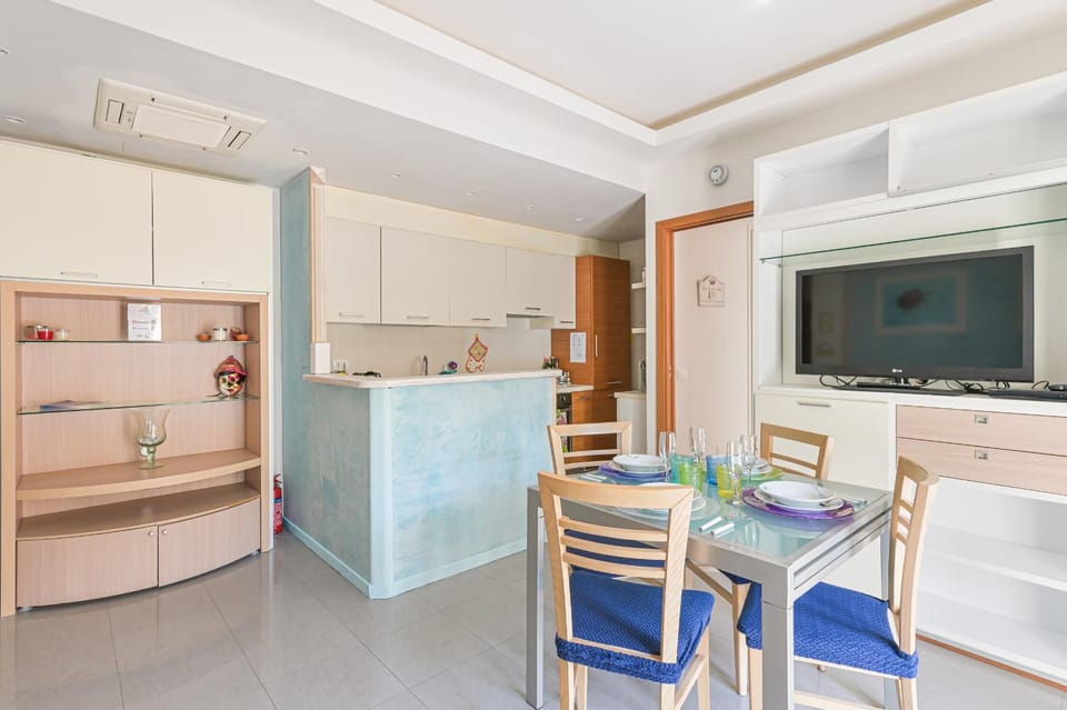 TV and multimedia, Kitchen or kitchenette, Living room, Lounge or bar, Seating area, Dining area, air conditioner