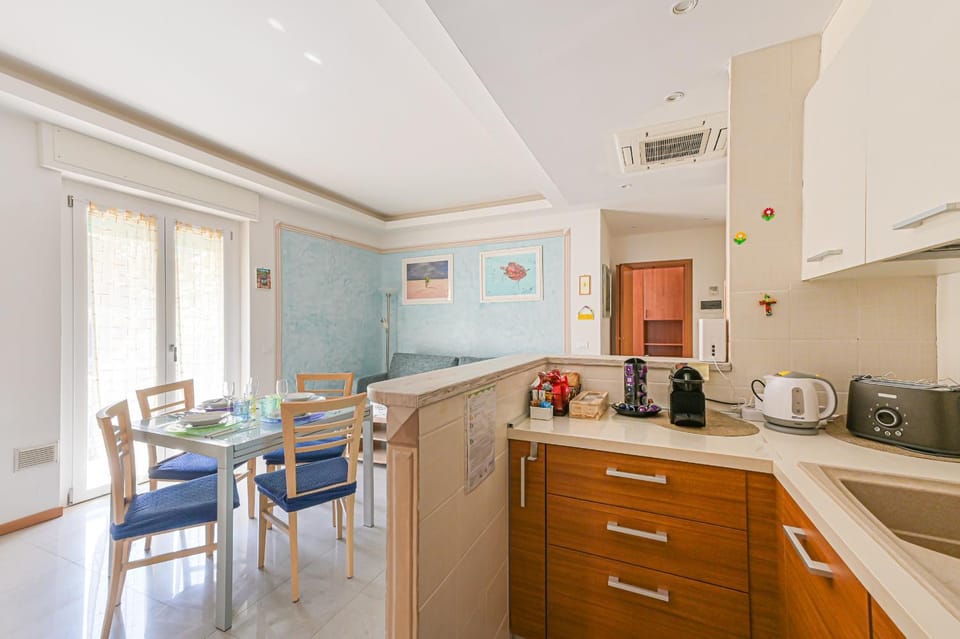 Kitchen or kitchenette, Living room, Lounge or bar, Seating area, Dining area