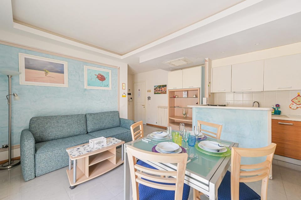 Kitchen or kitchenette, Living room, Lounge or bar, Seating area, Dining area, air conditioner
