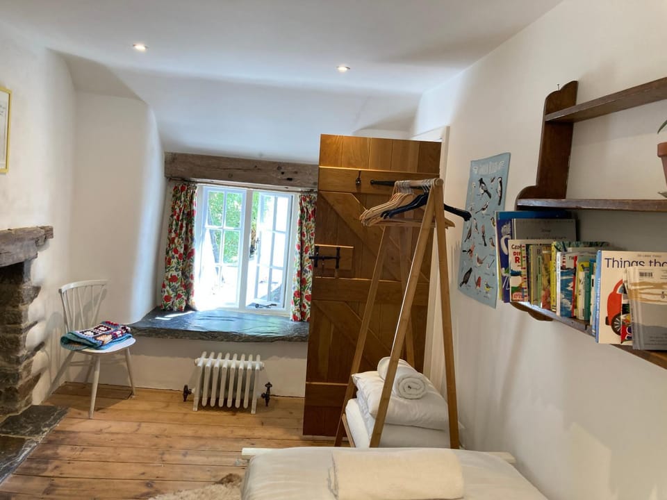 Bed, fireplace, wardrobe