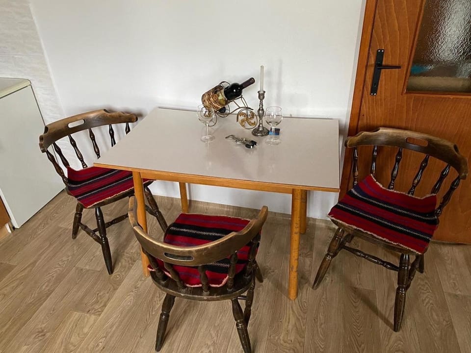 Seating area, Dining area