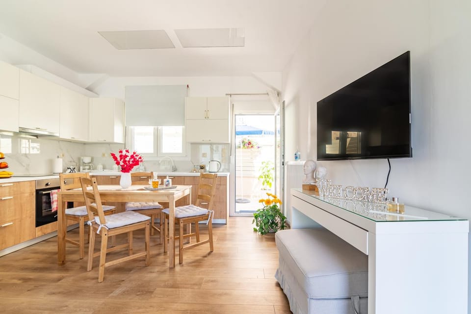 Communal lounge/ TV room, Kitchen or kitchenette, Dining area