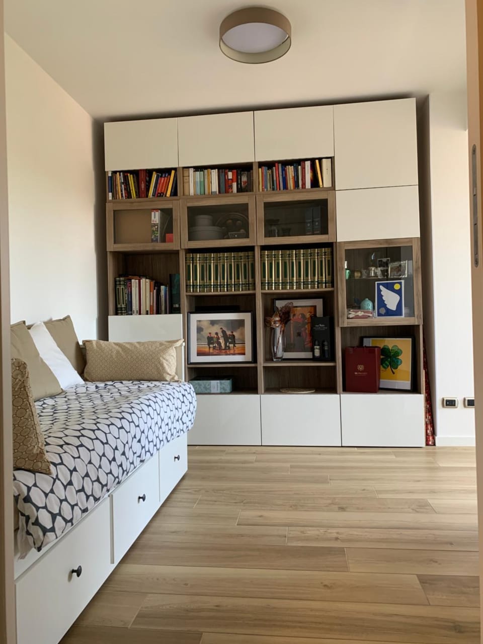 Library, Photo of the whole room