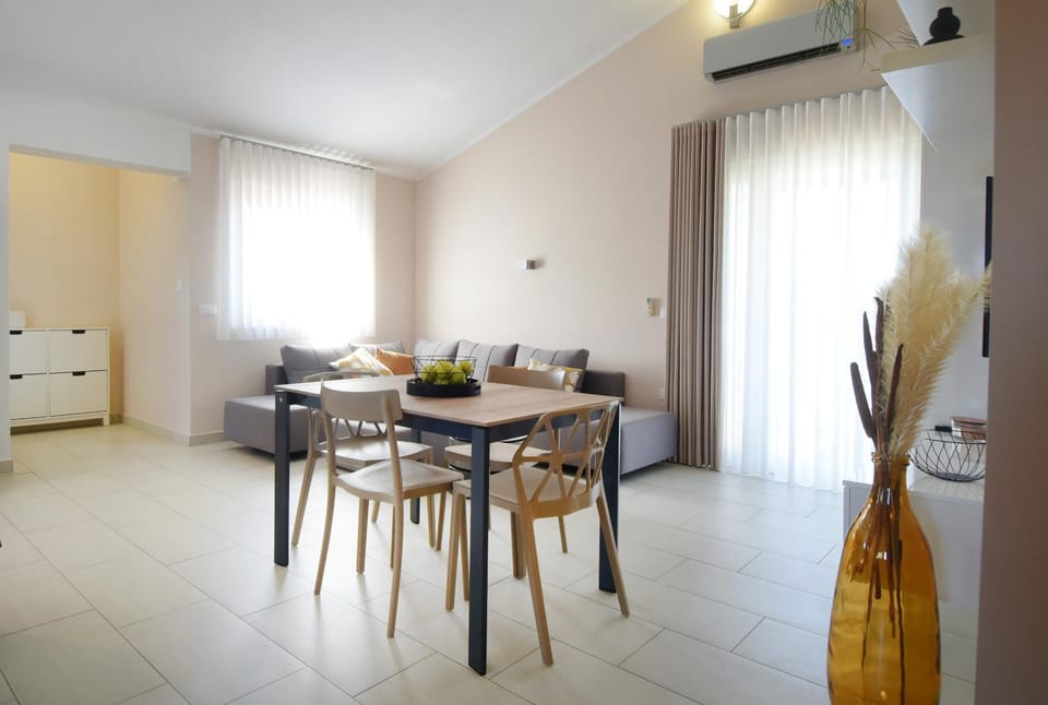 Living room, Seating area, Dining area