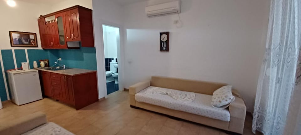 Bed, Kitchen or kitchenette, Living room, Dining area