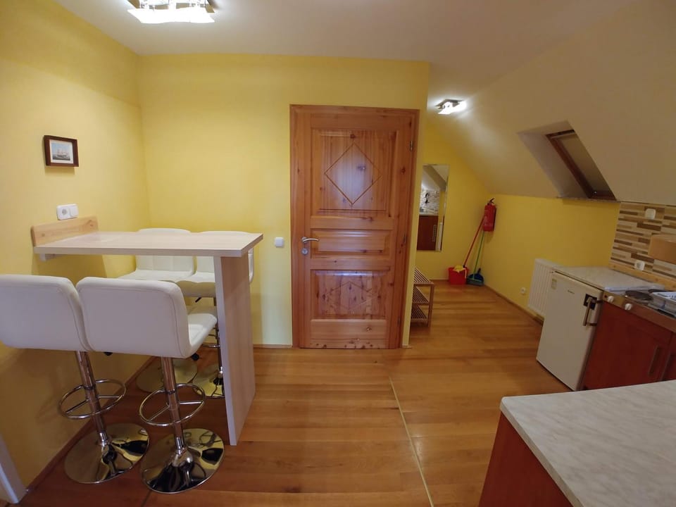 Kitchen or kitchenette, Dining area, minibar