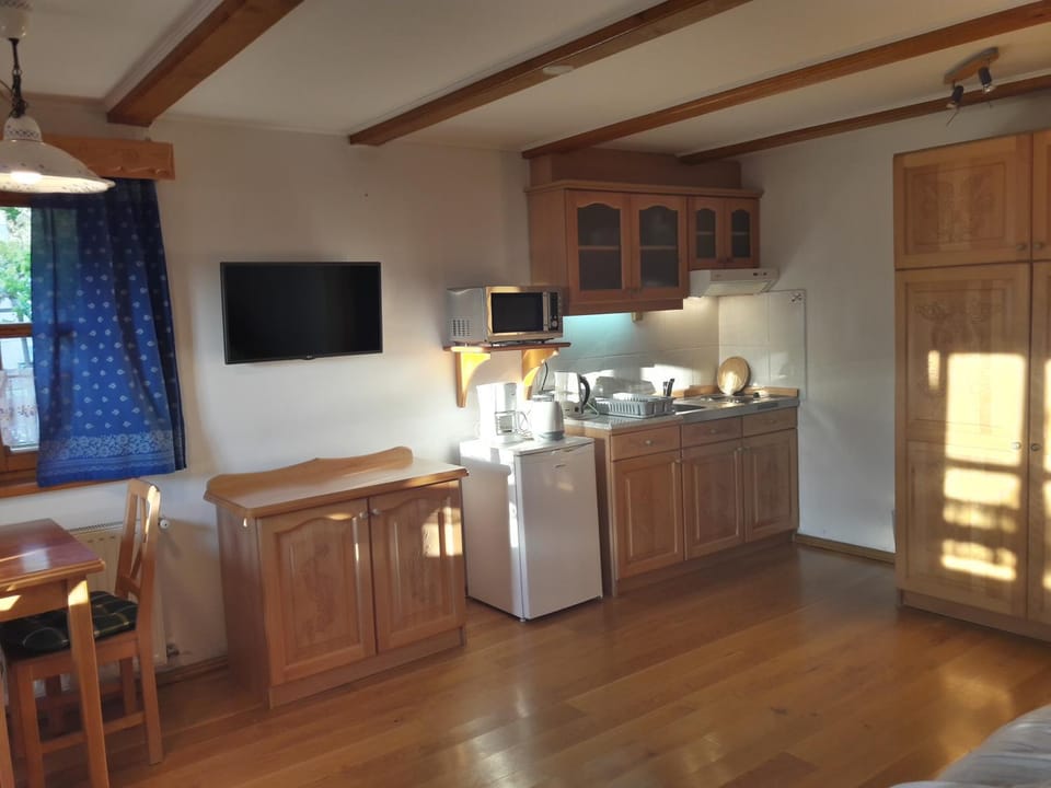 TV and multimedia, Kitchen or kitchenette, Dining area, stove