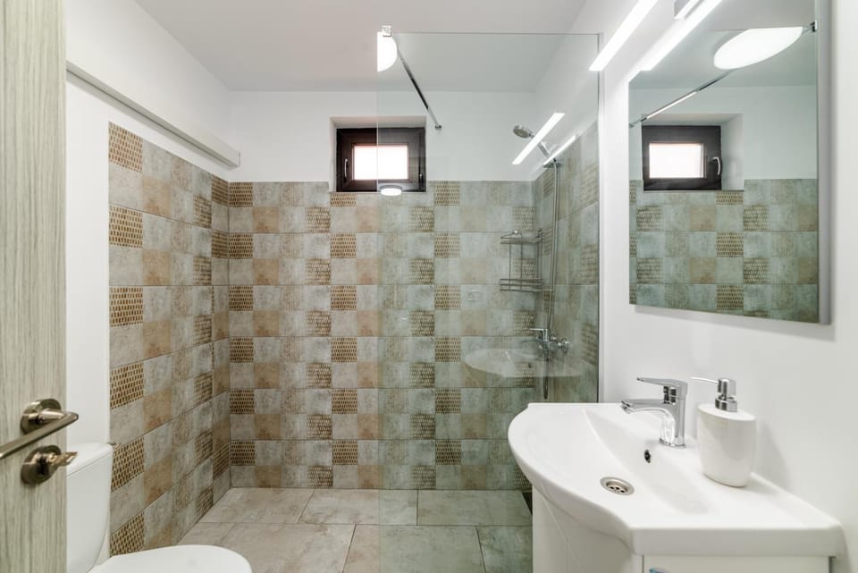 Shower, Toilet, Bathroom, towels