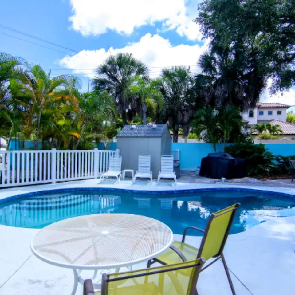 Swimming pool, Swimming pool