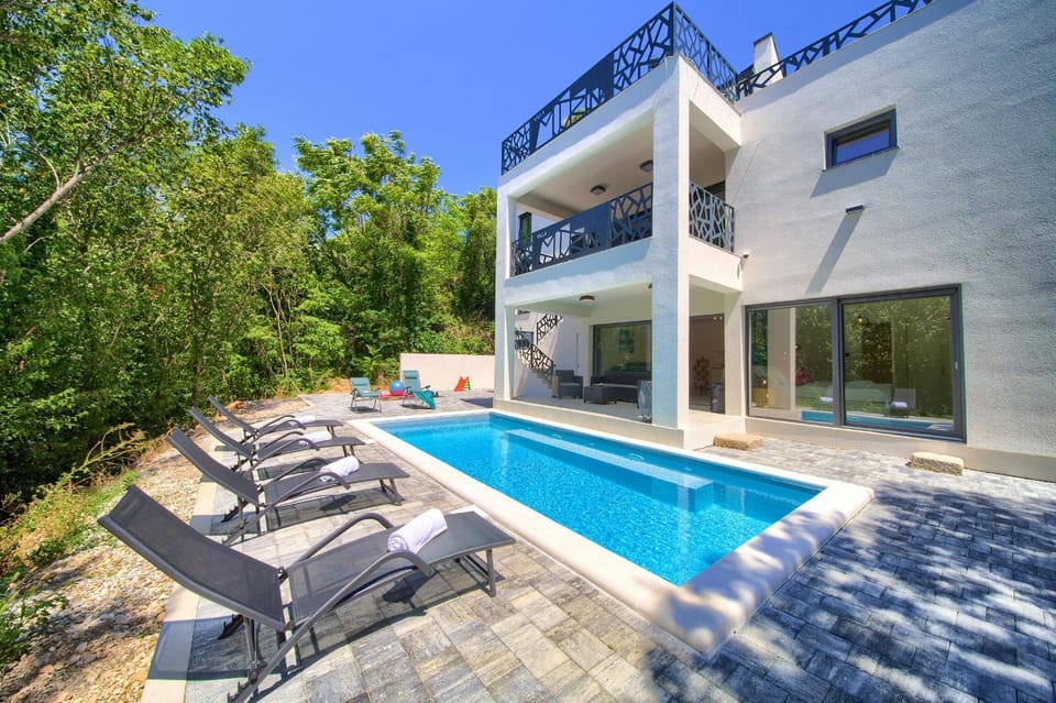 Facade/entrance, Swimming pool