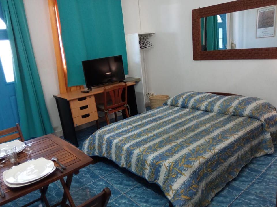 Bed, Photo of the whole room, hair dresser, Internal: Not applicable to any particular room