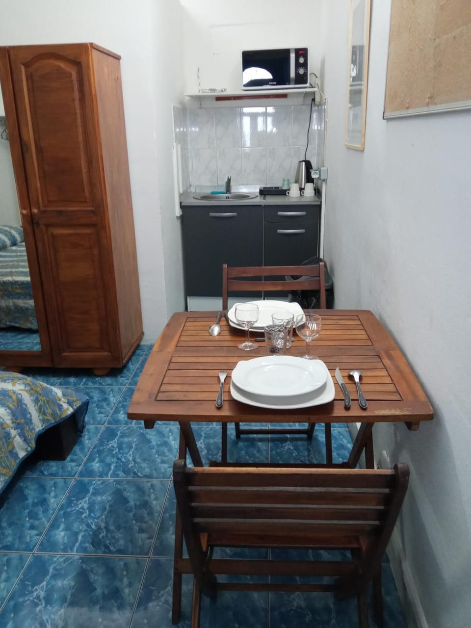 Dining area, minibar