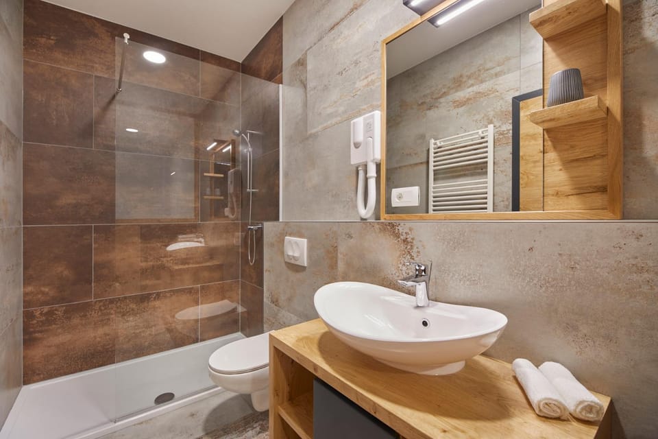 Shower, Toilet, Bathroom, Bath, heating, heating, towels