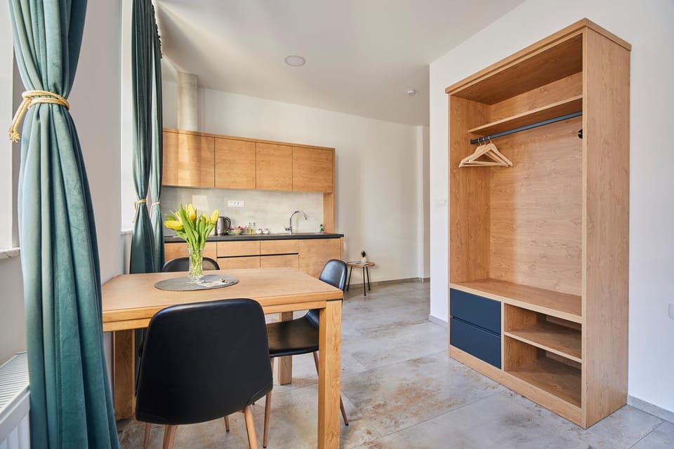 Kitchen or kitchenette, Dining area, stove