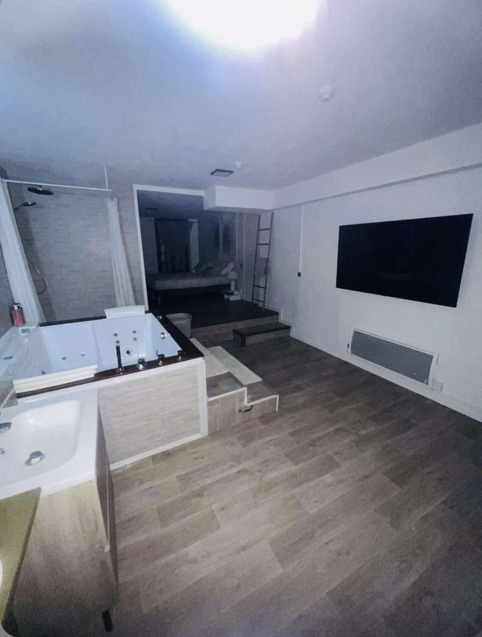 Loft ravissant 45m2 Jacuzzi RVB NIGHT 2 ÉTABLISSEMENT FERMÉ DÉFINITIVEMENT Apartment in Amiens