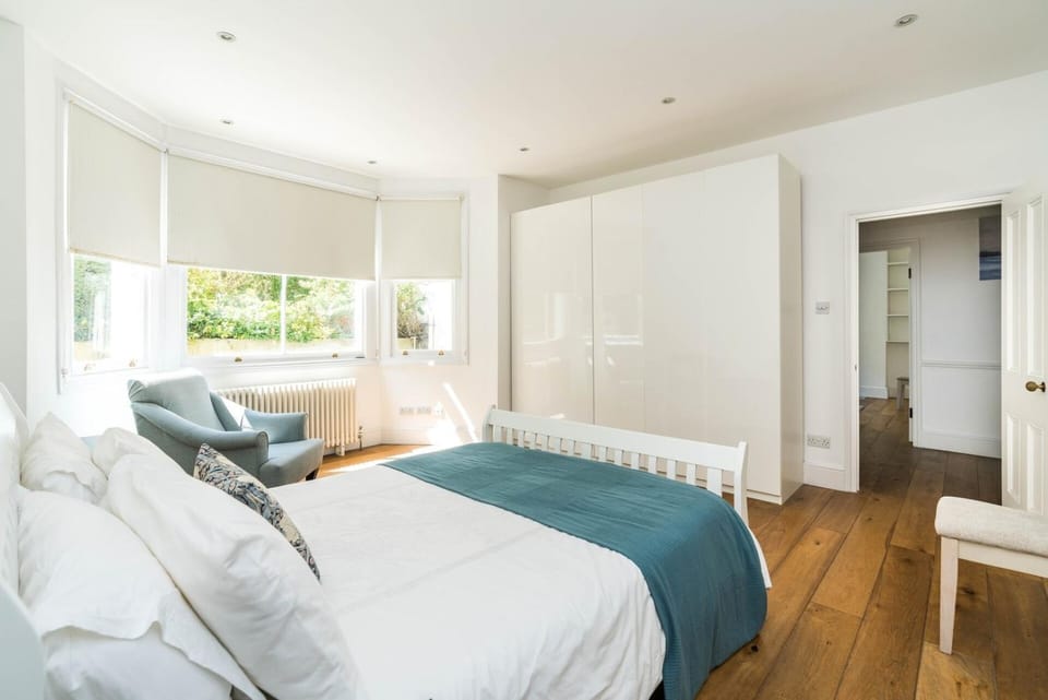 Fantastic 3 Bedroom Flat West Hampstead House in London Borough of Camden