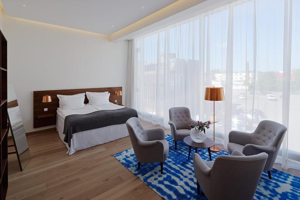Bed, Living room, Photo of the whole room, Seating area, Bedroom