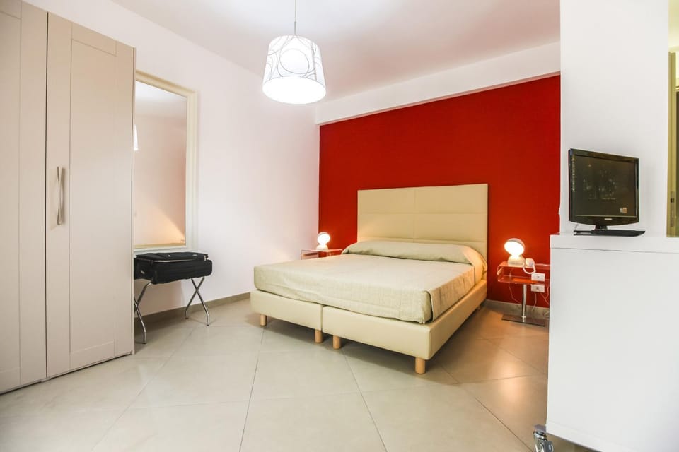 Bed, TV and multimedia, Living room, Photo of the whole room, Seating area, Bedroom, wardrobe