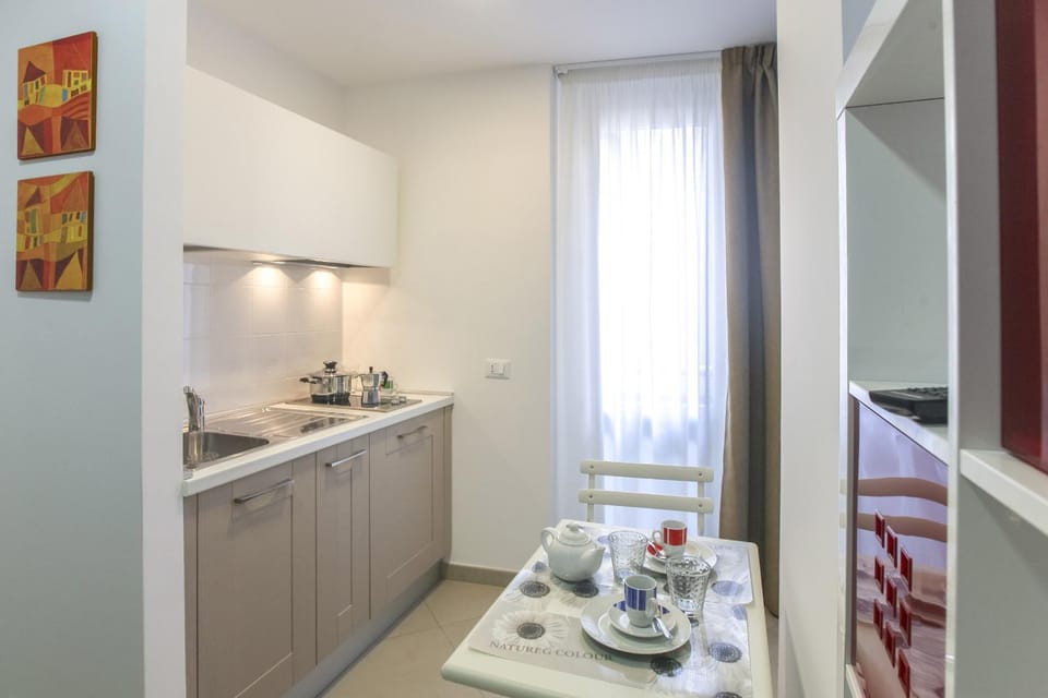 Kitchen or kitchenette, Dining area, Breakfast, stove
