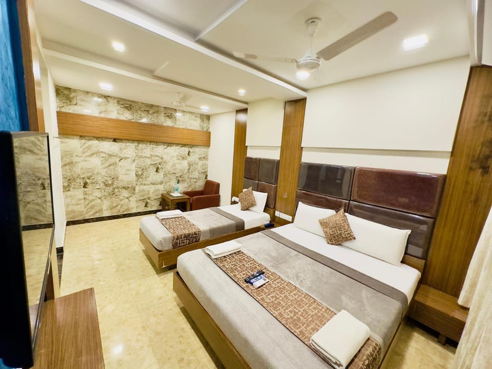 Bed, TV and multimedia, Bedroom