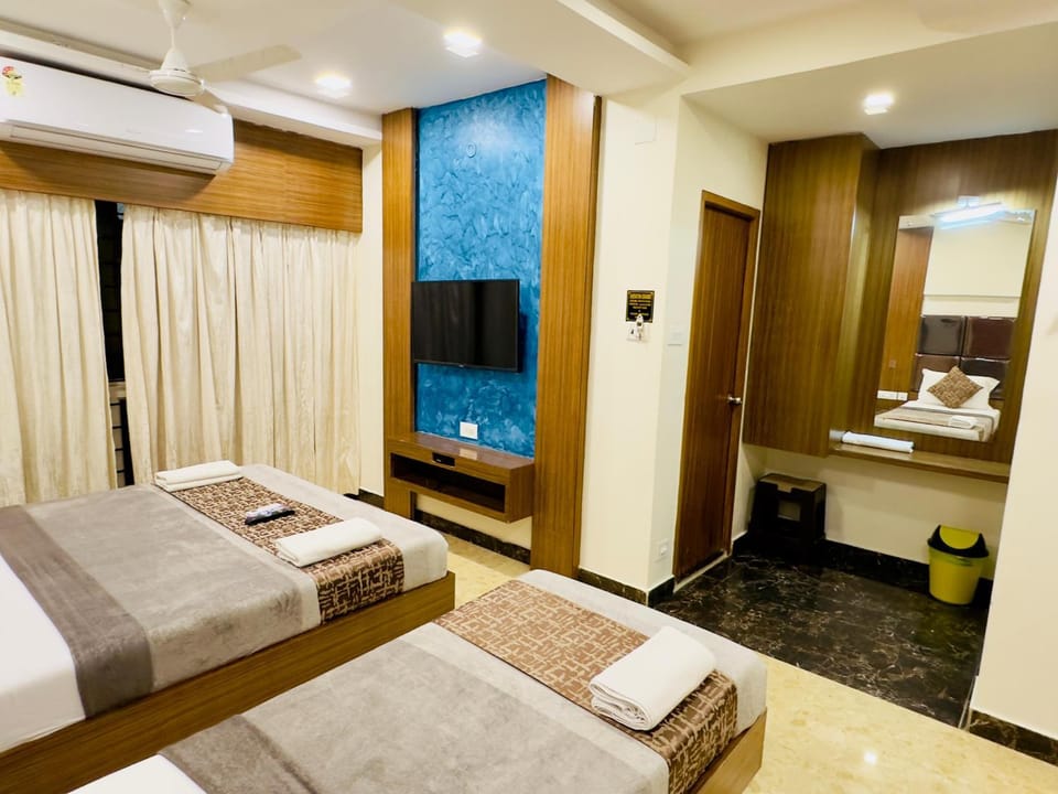 Bed, TV and multimedia, Photo of the whole room, Bedroom