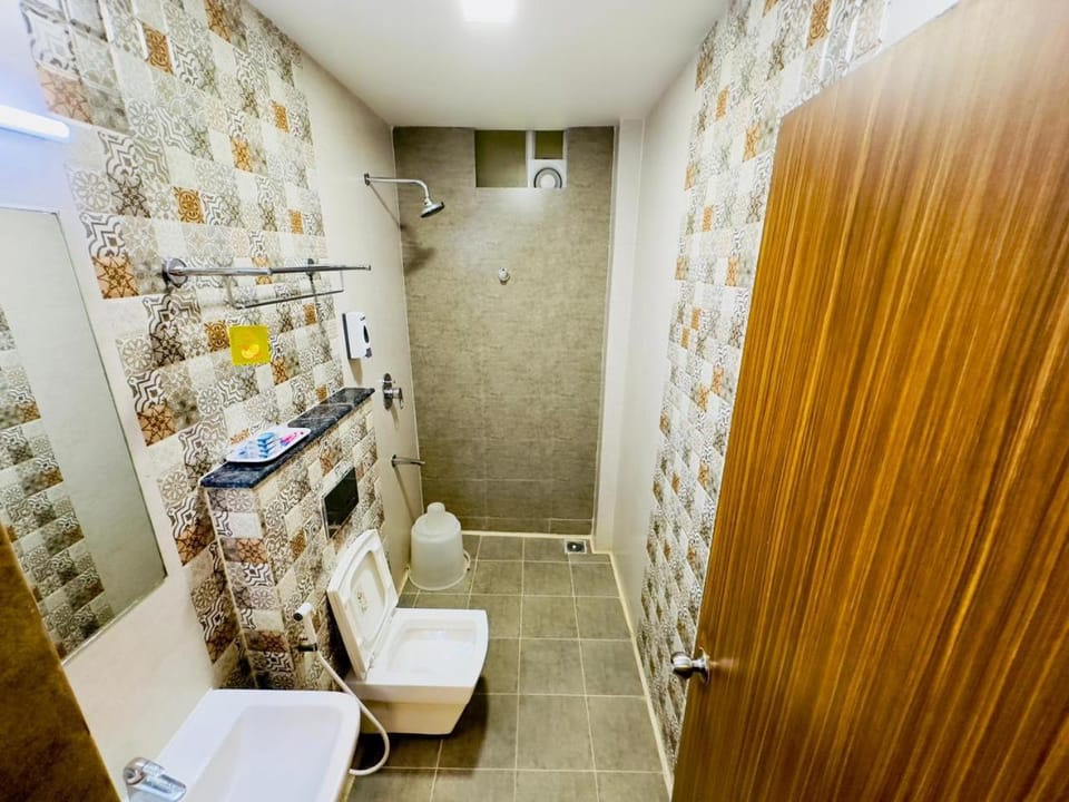 Shower, Toilet