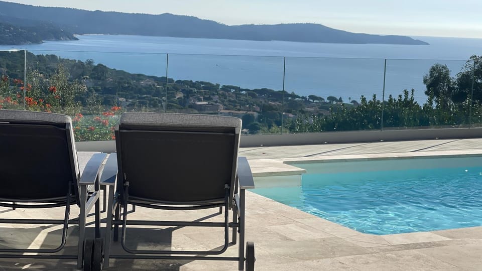 Villa CACHARELLE - Splendide vue Mer - Piscine privée Bed and Breakfast in Cavalaire-sur-Mer