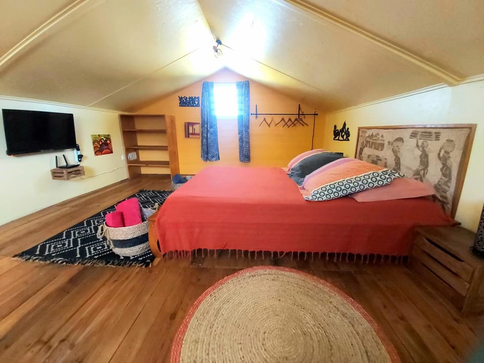 Bed, TV and multimedia, Photo of the whole room, Bedroom