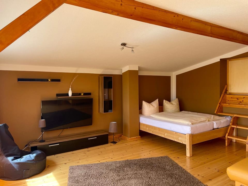 Bed, Photo of the whole room