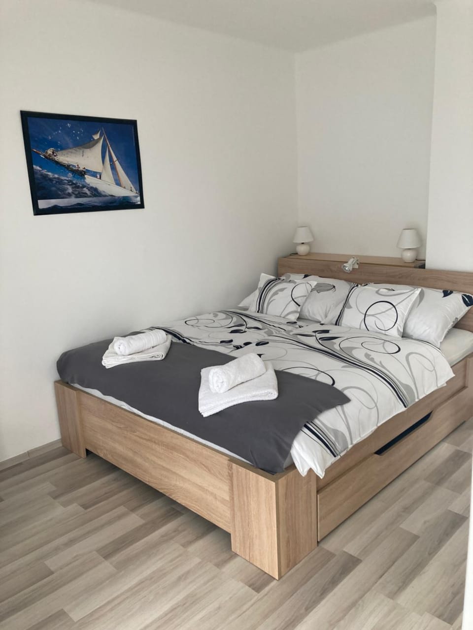 Photo of the whole room, Bedroom