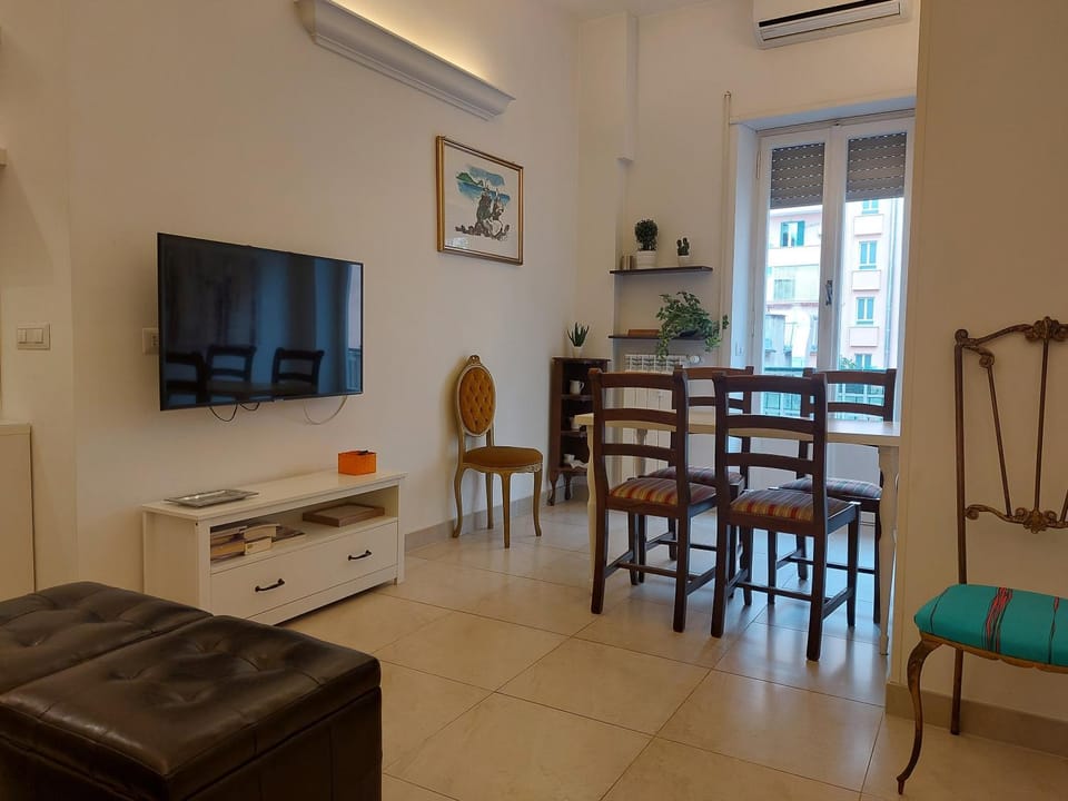 TV and multimedia, Living room, Seating area, Dining area