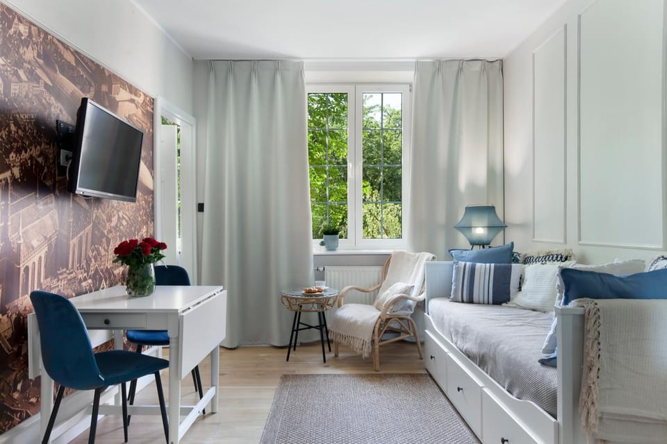 Property building, Bed, TV and multimedia, Living room, Photo of the whole room, Seating area, Dining area, hair dresser