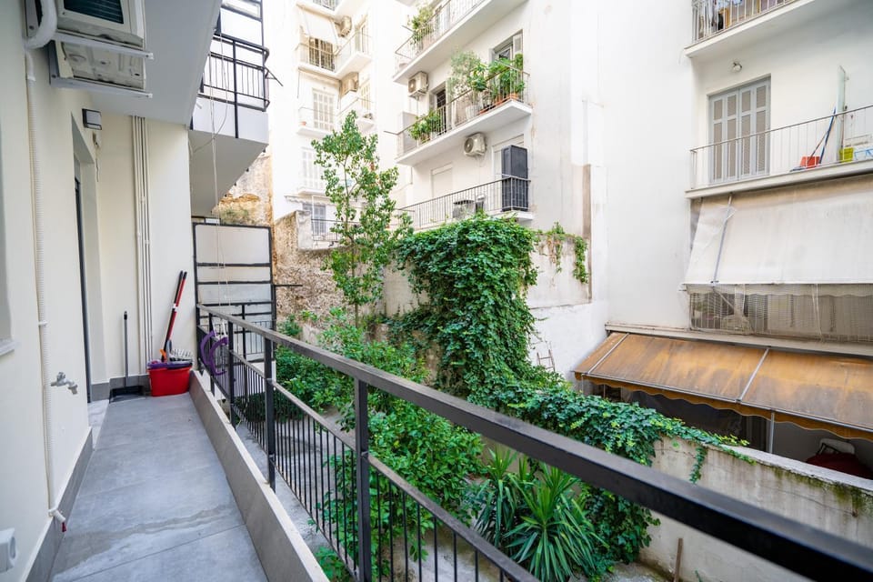 Property building, Patio, Balcony/Terrace