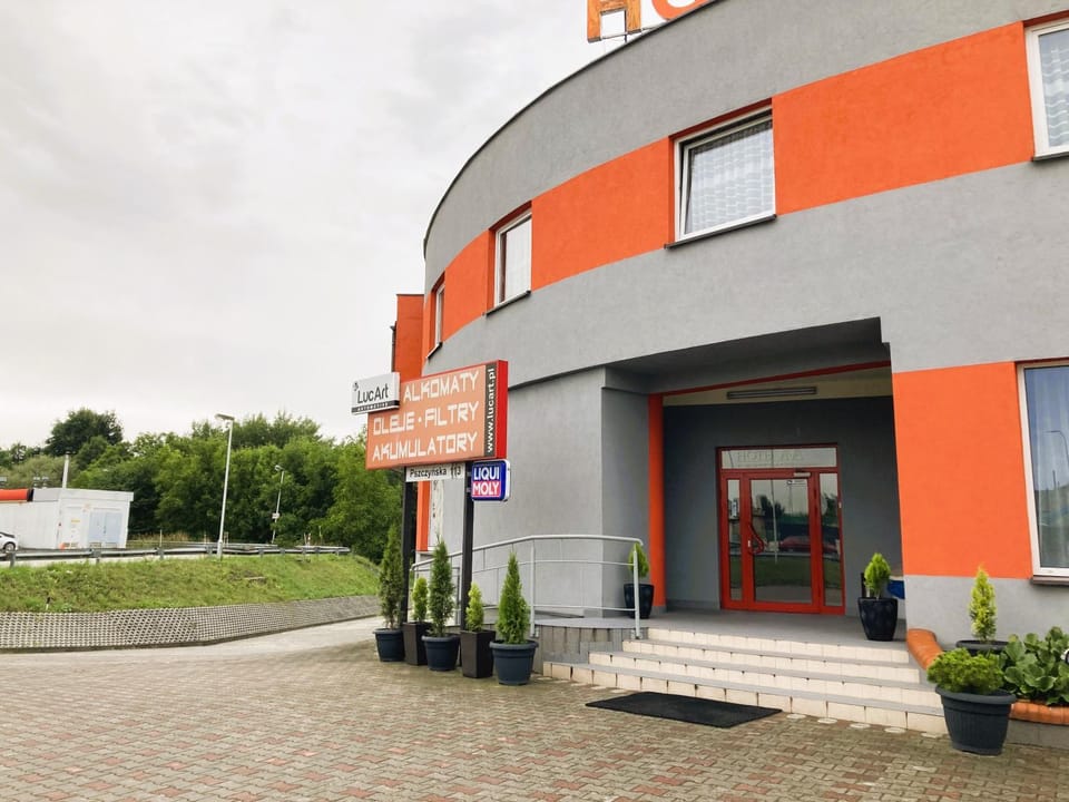 Property building, Facade/entrance, Day