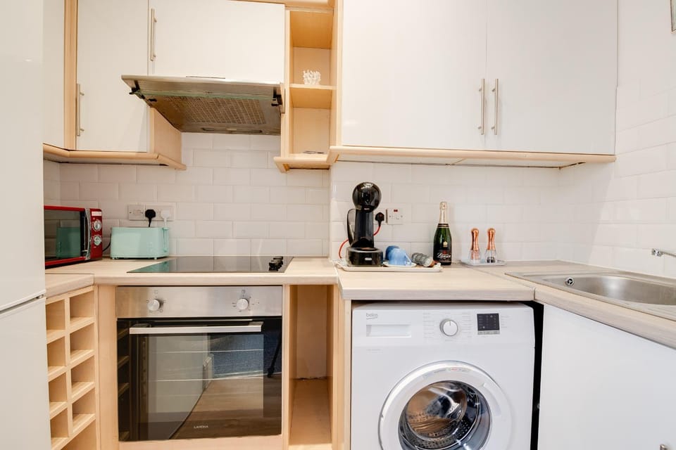 Air Maison - Dockyard Hideaway Nr Gunwharf Quays Apartment in Portsmouth