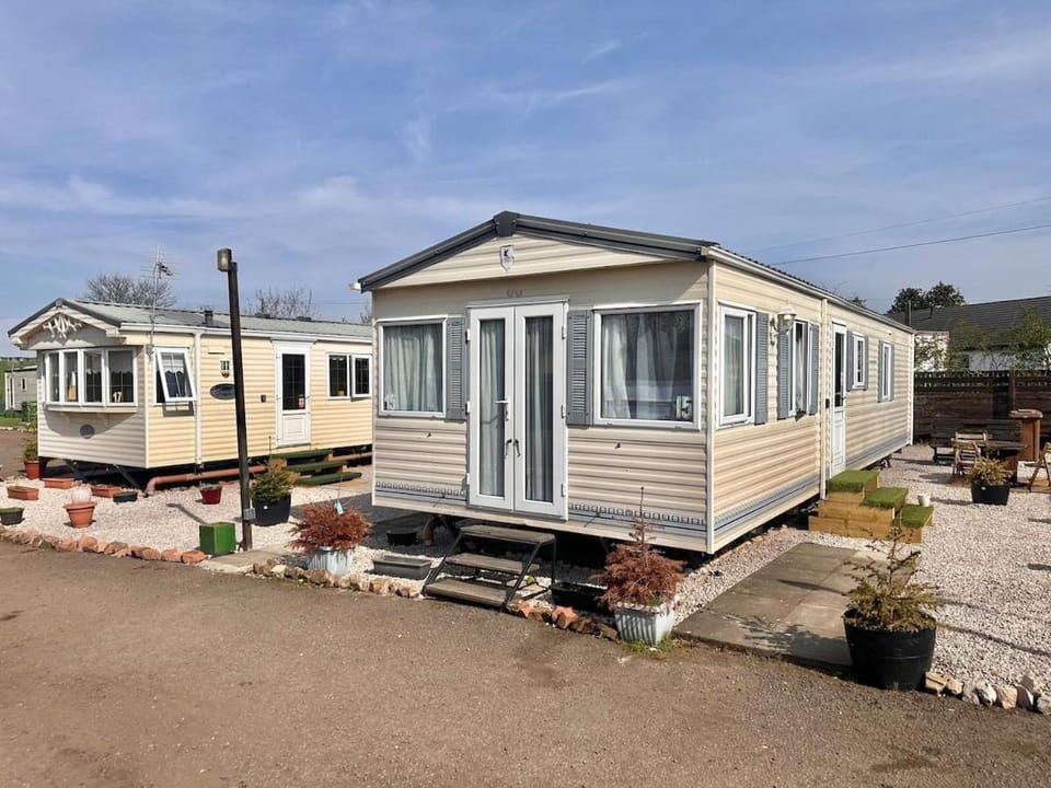 2 Bedroom Caravan Located in Uddingston, Glasgow at Maryville Caravan Site Apartment in Glasgow