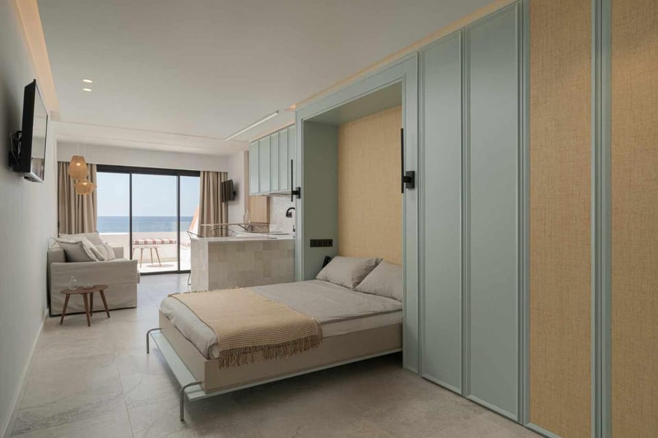 Bed, TV and multimedia, Balcony/Terrace, Living room, Photo of the whole room, Seating area, Bedroom, Sea view, wardrobe
