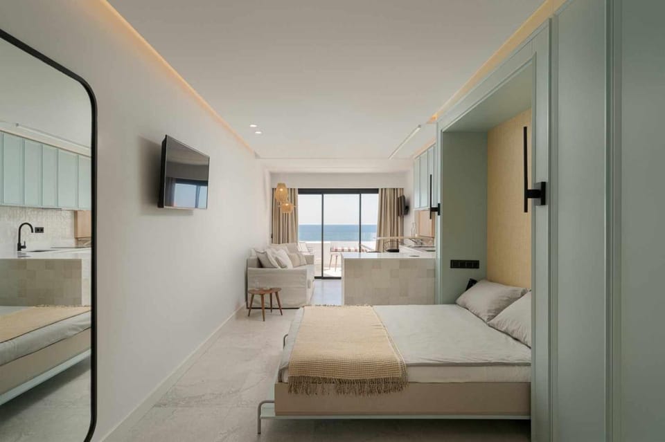 Bed, TV and multimedia, Balcony/Terrace, Photo of the whole room, Bedroom, Sea view