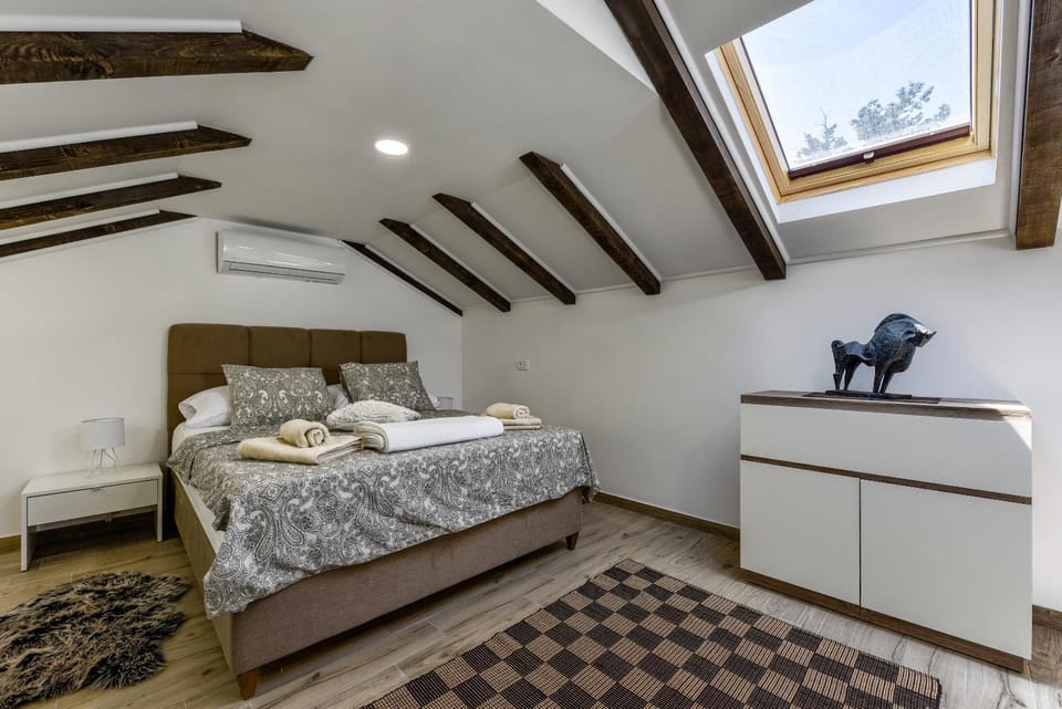 Bed, Bedroom, air conditioner