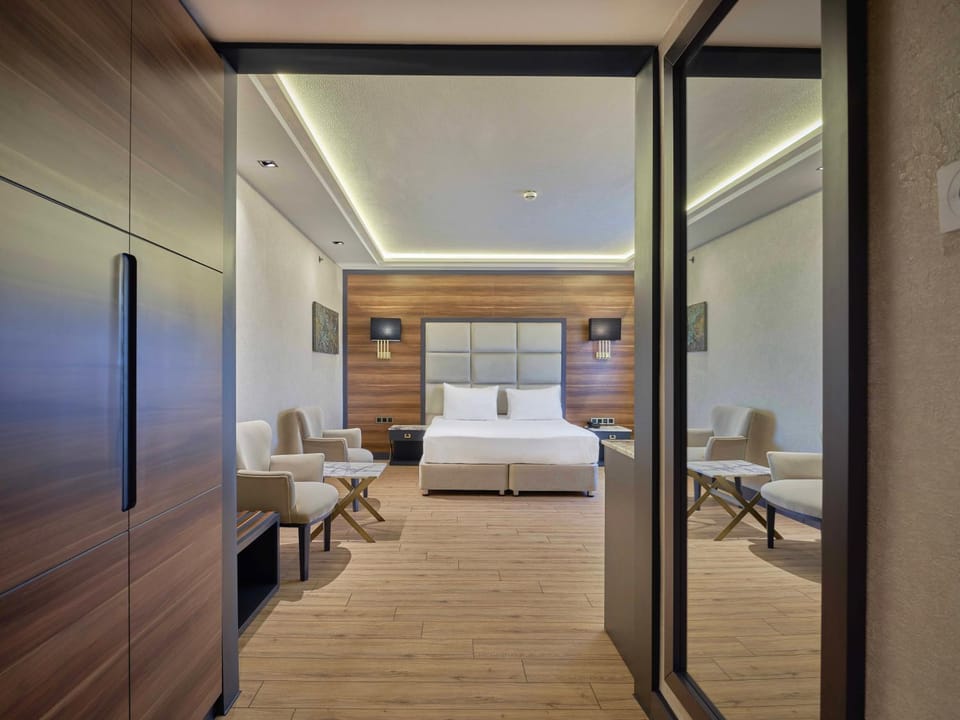 Photo of the whole room, Bedroom